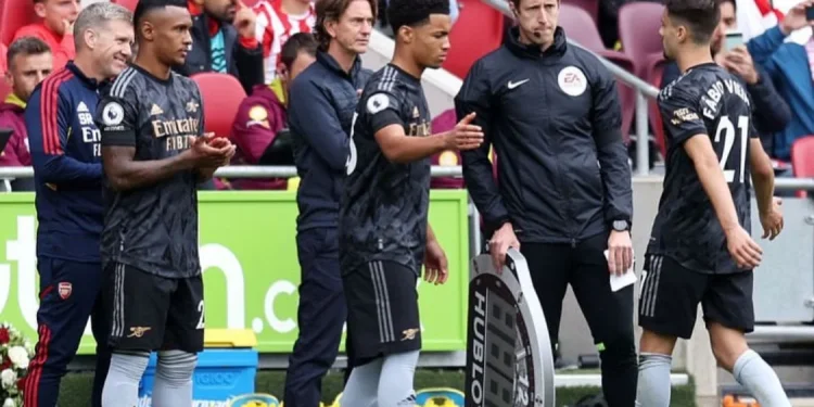 Detik detik Ethan Nwaneri (tengah) masuk ke lapangan menggantikan Fabio Vieira (kanan) di laga melawan Brentford.