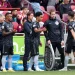 Detik detik Ethan Nwaneri (tengah) masuk ke lapangan menggantikan Fabio Vieira (kanan) di laga melawan Brentford.