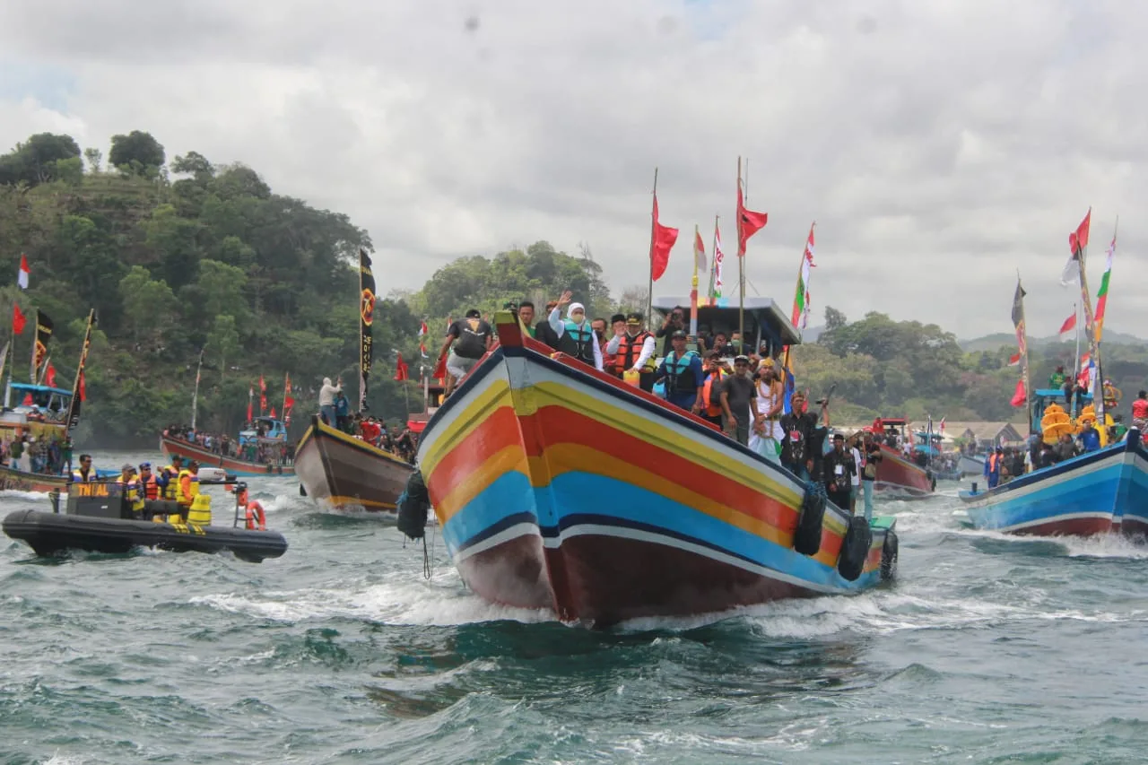 Gubernur Jawa Timur Khofifah Indar Parawansa dan Bupati Malang Sanusi turut menyaksikan prosesi pelarungan.