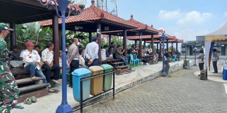 Para sopir jip duduk di gazebo menyimak pembinaan yang disampaikan Sat Lantas Polres Malang.