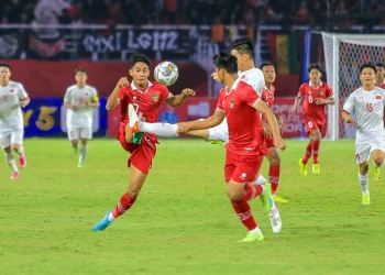 Pemain Timnas Indonesia U-20 Marselino Ferdinan berduel dengan pesepakbola Timnas Vietnam dalam laga lanjutan Asian Cup U-20 Qualifiers di Stadion Gelora Bung Tomo, Surabaya, Minggu (18/9/2022).