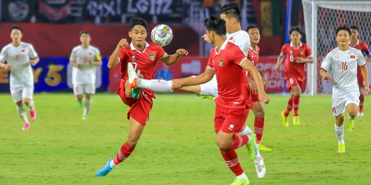 Pemain Timnas Indonesia U-20 Marselino Ferdinan berduel dengan pesepakbola Timnas Vietnam dalam laga lanjutan Asian Cup U-20 Qualifiers di Stadion Gelora Bung Tomo, Surabaya, Minggu (18/9/2022).