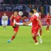 Pemain Timnas Indonesia U-20 Marselino Ferdinan berduel dengan pesepakbola Timnas Vietnam dalam laga lanjutan Asian Cup U-20 Qualifiers di Stadion Gelora Bung Tomo, Surabaya, Minggu (18/9/2022).