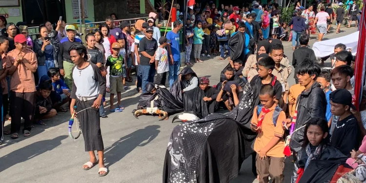 Antusiasme warga berpartisipasi dalam pameran 'Pekikan Sastra' milik DMF Sastra UM.