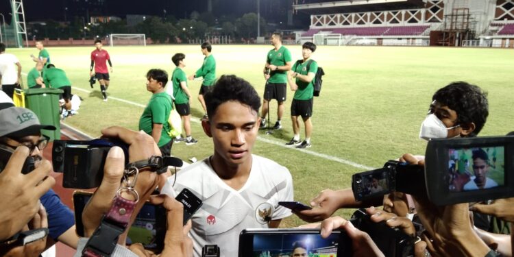 Marselino Ferdinand, pemain Timnas U-20, ketika di wawancarai awak media setelah latihan ringan di lapangan Thor Surabaya.