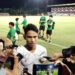 Marselino Ferdinand, pemain Timnas U-20, ketika di wawancarai awak media setelah latihan ringan di lapangan Thor Surabaya.