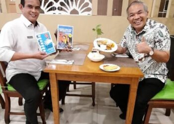 Dr Aqua Dwipayana bersama General Manager Hotel Grand Inna Tunjungan Surabaya Suci Waluya.