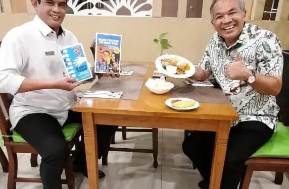 Dr Aqua Dwipayana bersama General Manager Hotel Grand Inna Tunjungan Surabaya Suci Waluya.