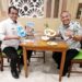 Dr Aqua Dwipayana bersama General Manager Hotel Grand Inna Tunjungan Surabaya Suci Waluya.