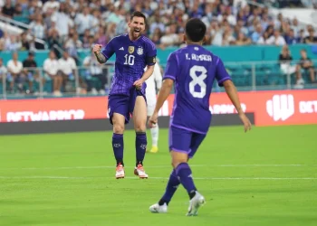Lionel Messi berselebrasi usai mencetak gol kedua untuk Argentina di laga melawan Honduras.