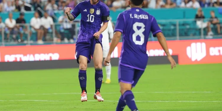 Lionel Messi berselebrasi usai mencetak gol kedua untuk Argentina di laga melawan Honduras.