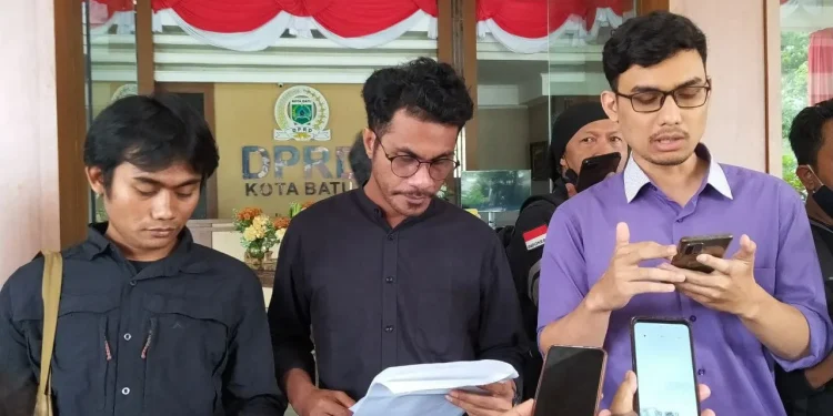 Malang Corruption Watch (MCW) menengarai ada dugaan penyelewengan dana anggaran tunjangan perumahan untuk pimpinan DPRD Kota Batu, Kamis (15/9/2022).