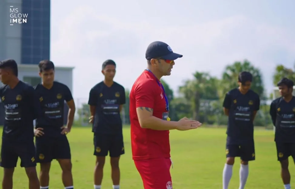 Pelatih Javier Roca memimpin sesi latihan Arema jelang laga melawan Persebaya.