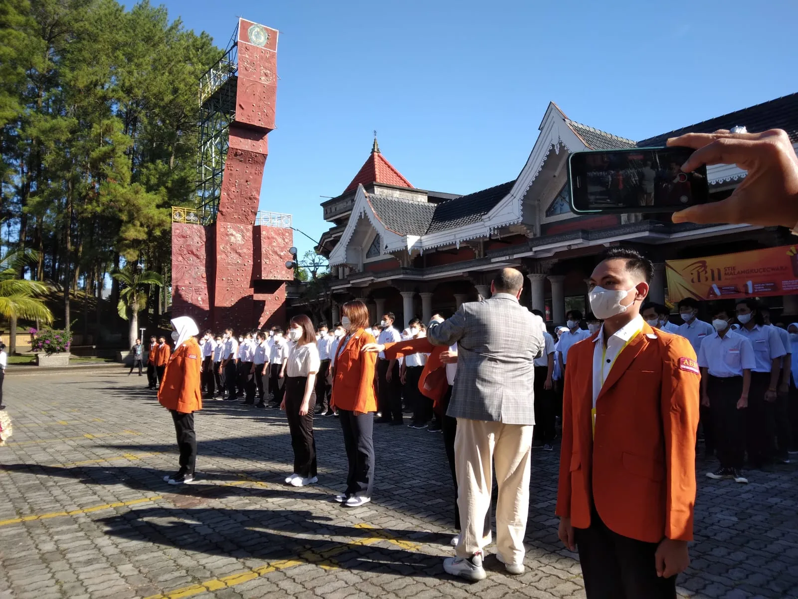 Penyematan almamater kepada mahasiswa baru dan mahasiswa student exhange asal Jepang oleh Ketua STIE ABM, Drs Bunyamin MM PhD.