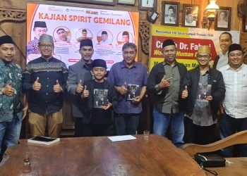 Foto bersama buku Abik My Hero karya Sayyaf Azzam.