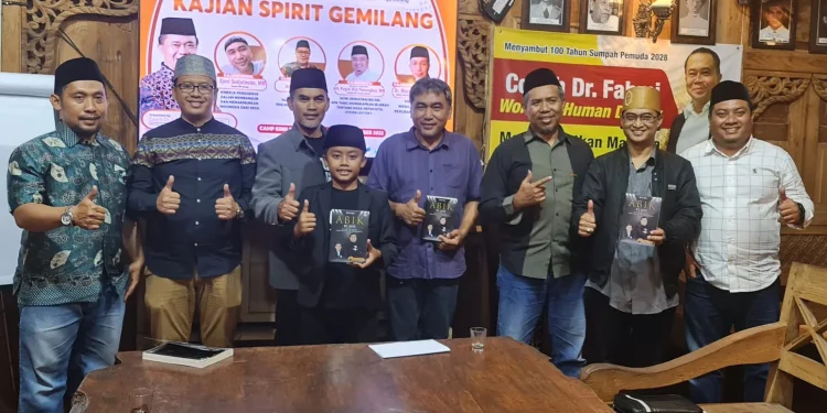 Foto bersama buku Abik My Hero karya Sayyaf Azzam.