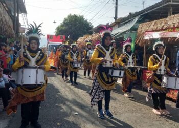 Kelompok kesenian marching band turut meramaikan pawai budaya di Kampung Cempluk Festival.