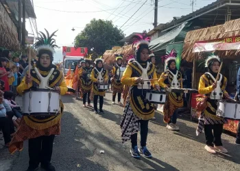 Kelompok kesenian marching band turut meramaikan pawai budaya di Kampung Cempluk Festival.