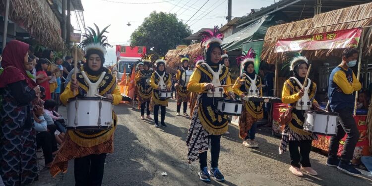 Kelompok kesenian marching band turut meramaikan pawai budaya di Kampung Cempluk Festival.