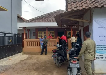 Petugas Satpol PP Kabupaten Malang dan Kecamatan Gondanglegi beroperasi di eks lokalisasi Girun.