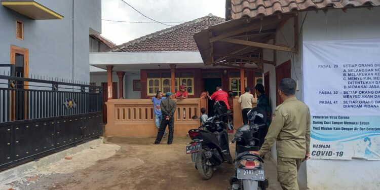 Petugas Satpol PP Kabupaten Malang dan Kecamatan Gondanglegi beroperasi di eks lokalisasi Girun.