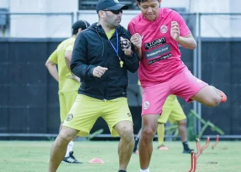Pelatih Arema FC Javier Roca bersama Adam Alis dalam sesi latihan, Kamis (22/9/2022). Roca tengah dalam tantangan besar karena banyak pemain inti dihantui cedera jelang lawan Persebaya.