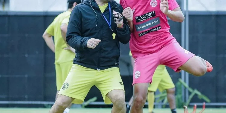 Pelatih Arema FC Javier Roca bersama Adam Alis dalam sesi latihan, Kamis (22/9/2022). Roca tengah dalam tantangan besar karena banyak pemain inti dihantui cedera jelang lawan Persebaya.