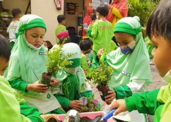 Suasana keseruan bermain dan belajar anak-anak PAUD IT Insan Permata Malang. Mereka belajar mencintai lingkungan dengan menanam tanaman hias dengan media tanam dari sampah botol plastik.