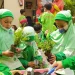 Suasana keseruan bermain dan belajar anak-anak PAUD IT Insan Permata Malang. Mereka belajar mencintai lingkungan dengan menanam tanaman hias dengan media tanam dari sampah botol plastik.