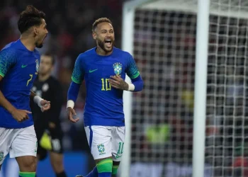 Neymar setelah berhasil mengeksekusi penalti di laga melawan Tunisia.