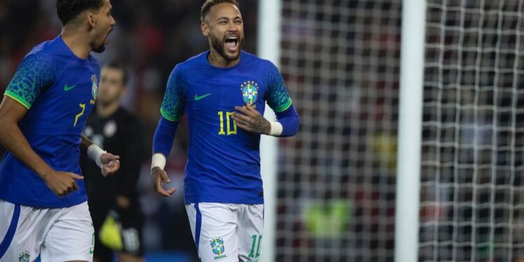 Neymar setelah berhasil mengeksekusi penalti di laga melawan Tunisia.