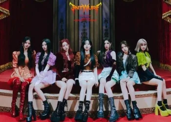 Girl group NMIXX yang baru saja comeback dengan single album ‘ENTWURF’ pada 19 September 2022.
