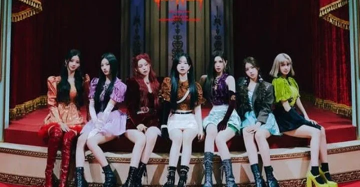Girl group NMIXX yang baru saja comeback dengan single album ‘ENTWURF’ pada 19 September 2022.