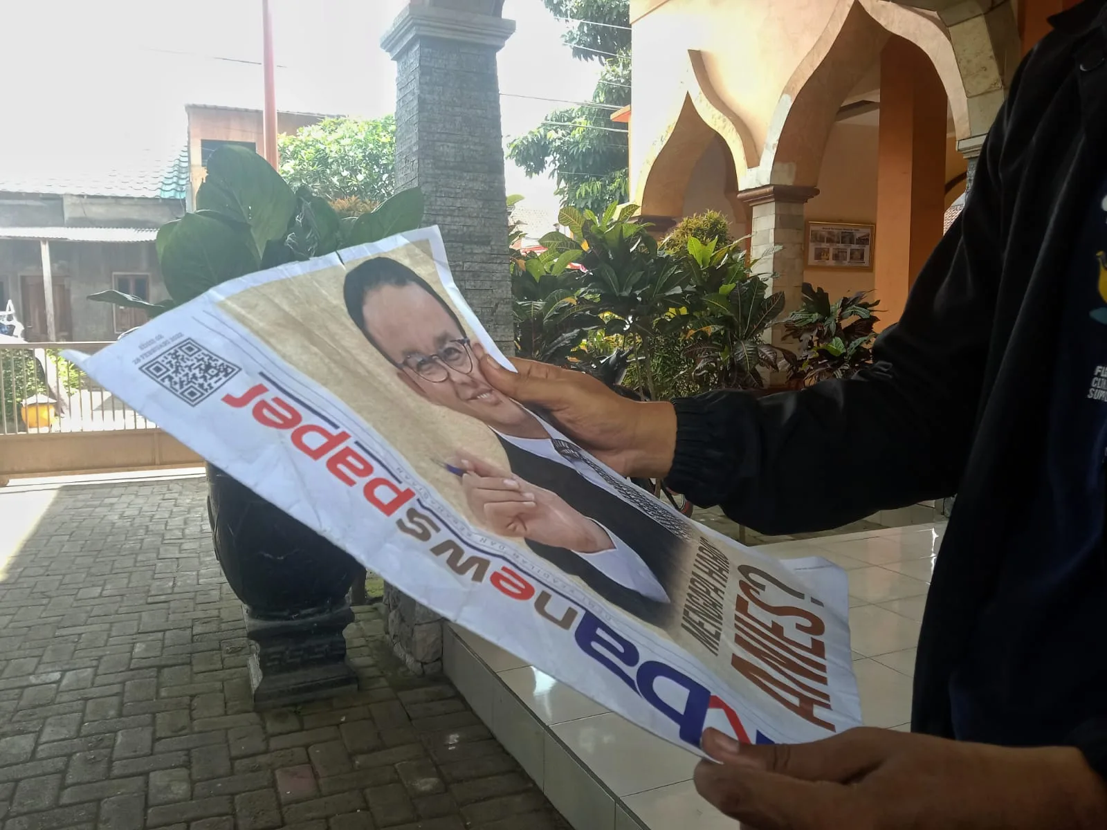 Tabloid 12 halaman berisi soal tulisan positif tokoh Gubernur DKI Jakarta, Anies Baswedan, yang dibagikan ke jemaah usai salat Jumat di masjid Kota Malang. 