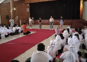 Kegiatan UKM seni STIE Malangkucecwara menampilkan fashion show.