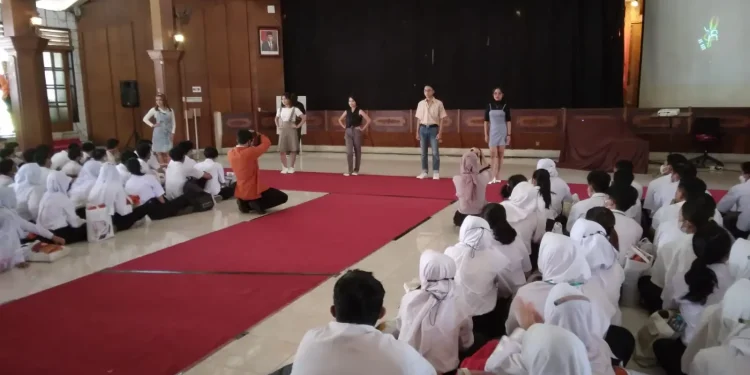 Kegiatan UKM seni STIE Malangkucecwara menampilkan fashion show.