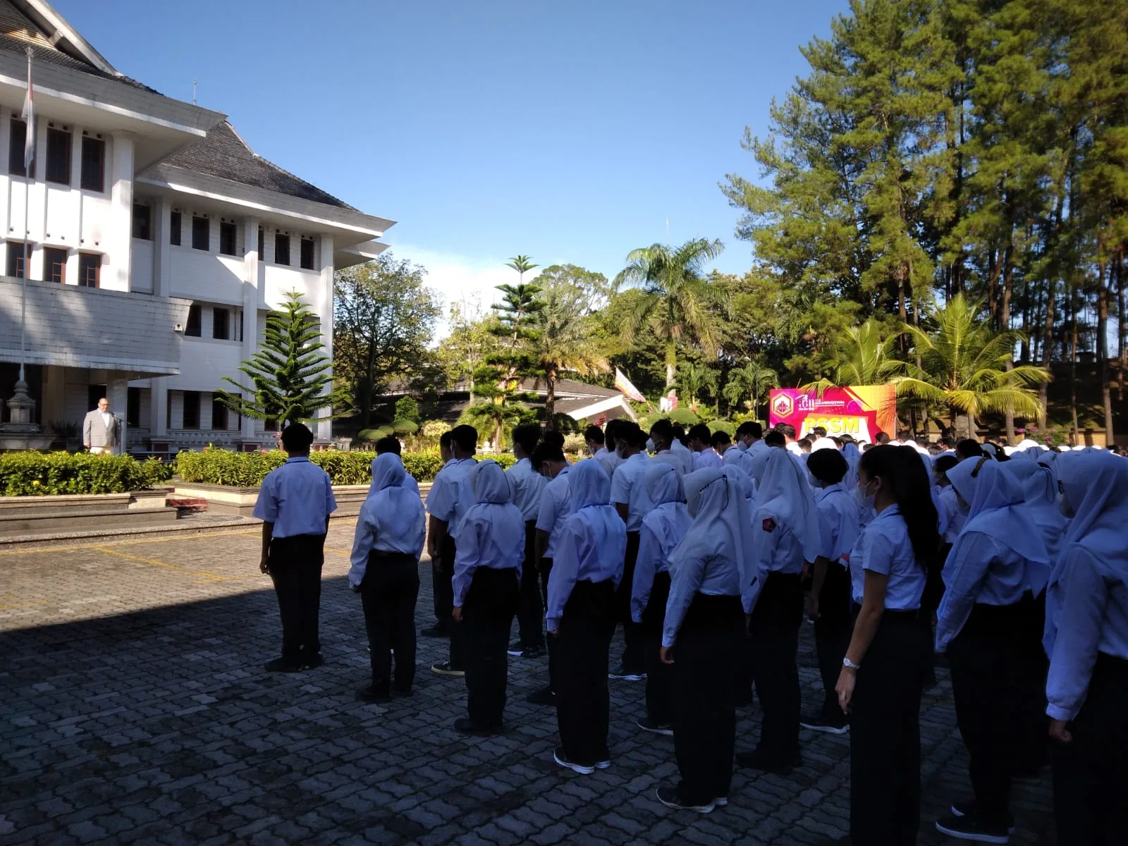 Ketua STIE ABM, Drs Bunyamin MM PhD (palinh kiri) saat memberikan sambutan.