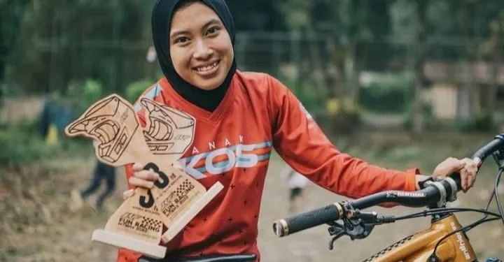 Atlet putri MTB Downhill Andien Rahmadani.
