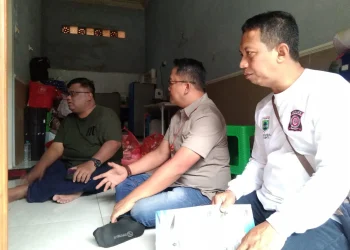 Sekretaris Dinas Sosial Kota Batu, Adiek Imam Santoso saat mengunjungi tempat singgah sementara keluarga penyintas kekerasan seksual, Jumat (16/9/2022).
