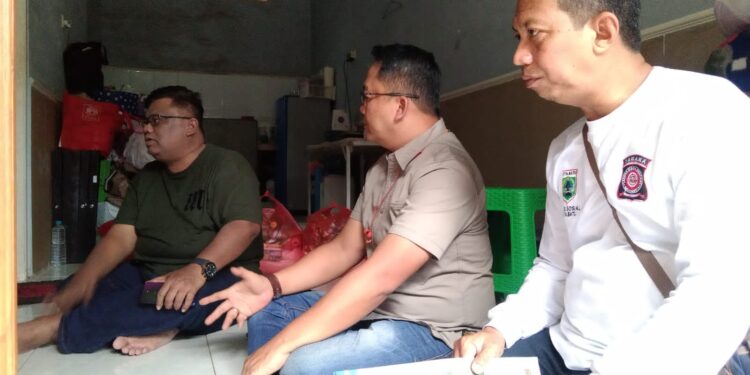 Sekretaris Dinas Sosial Kota Batu, Adiek Imam Santoso saat mengunjungi tempat singgah sementara keluarga penyintas kekerasan seksual, Jumat (16/9/2022).