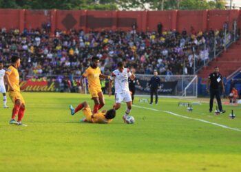 Pesepakbola Arema FC Adam Alis berduel dengan pesepakbola Persik Kediri dalam laga lanjutan BRI Liga 1 di Stadion Brawijaya,Kota Kediri, Sabtu (17/9/2022).