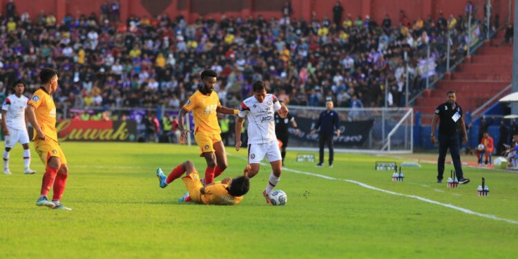 Pesepakbola Arema FC Adam Alis berduel dengan pesepakbola Persik Kediri dalam laga lanjutan BRI Liga 1 di Stadion Brawijaya,Kota Kediri, Sabtu (17/9/2022).