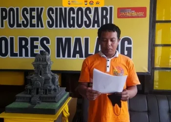 Terduga pelaku saat membacakan permintaan maaf.