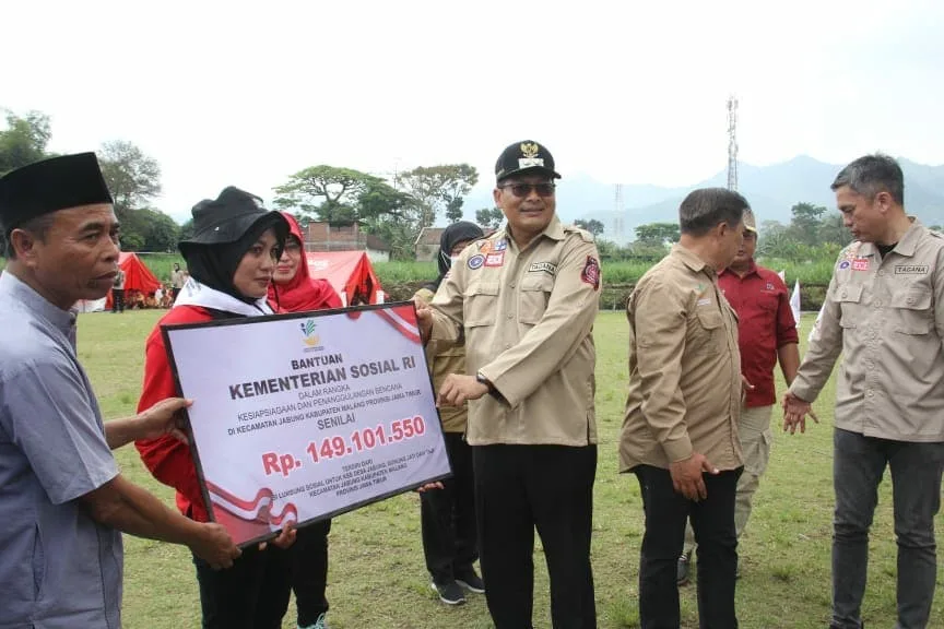 Wakil Bupati Malang Didik Gatot Subroto menyerahkan bantuan dari Kemensos RI secara simbolis.