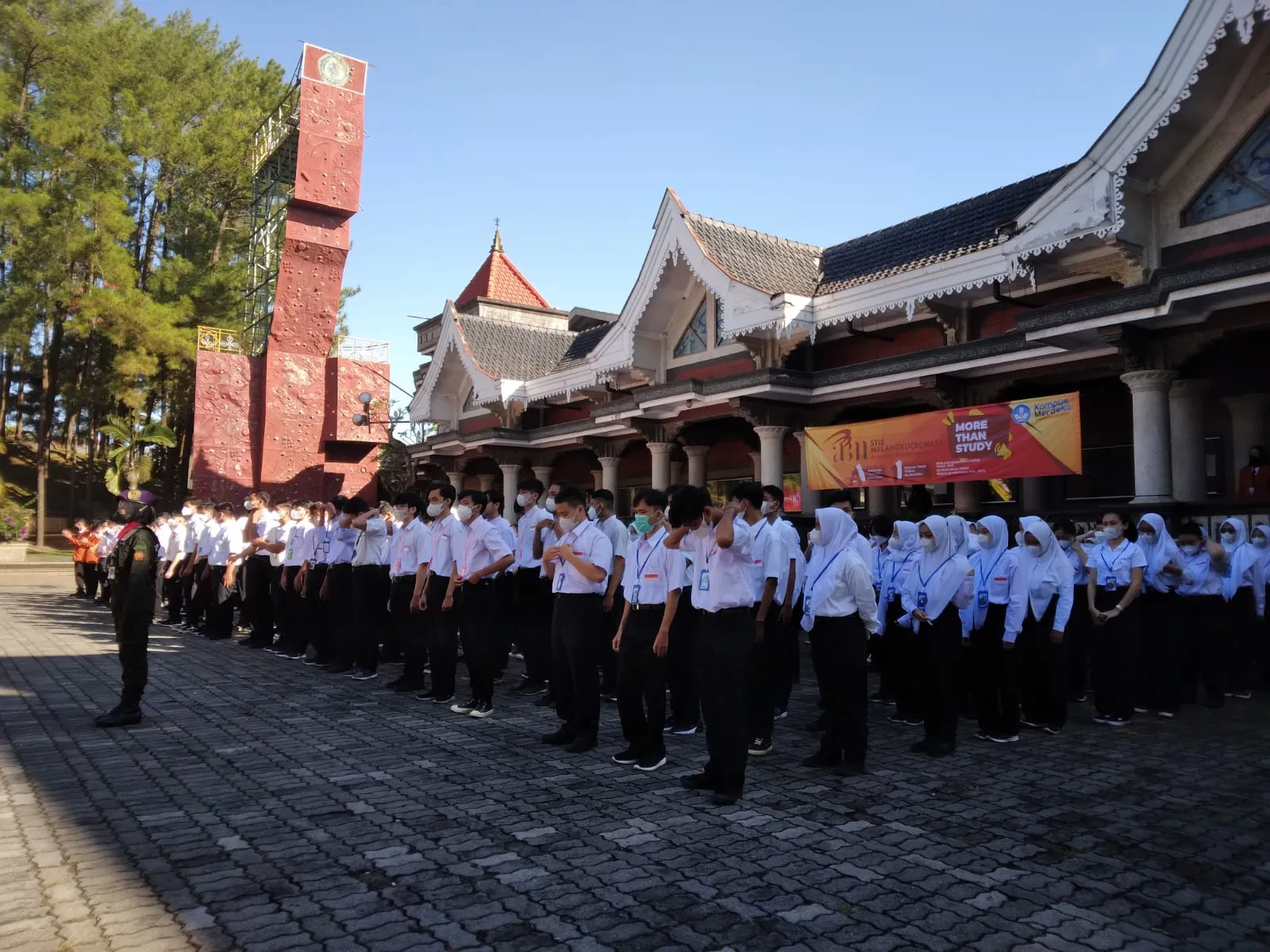 Mahasiswa baru STIE Malangkucecwara saat mendapat arahan mengenakan atribut identitas.
