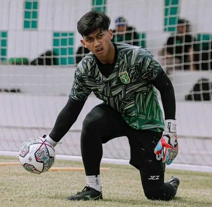 Kiper Persebaya, Aditya Arya saat menjalani sesi latihan.