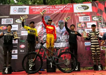 Atlet Downhill Kota Batu, Pandu Satrio Perkasa saat mengangkat tropi medali emas di Jatim Downhill Series 2022.