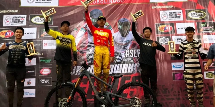 Atlet Downhill Kota Batu, Pandu Satrio Perkasa saat mengangkat tropi medali emas di Jatim Downhill Series 2022.