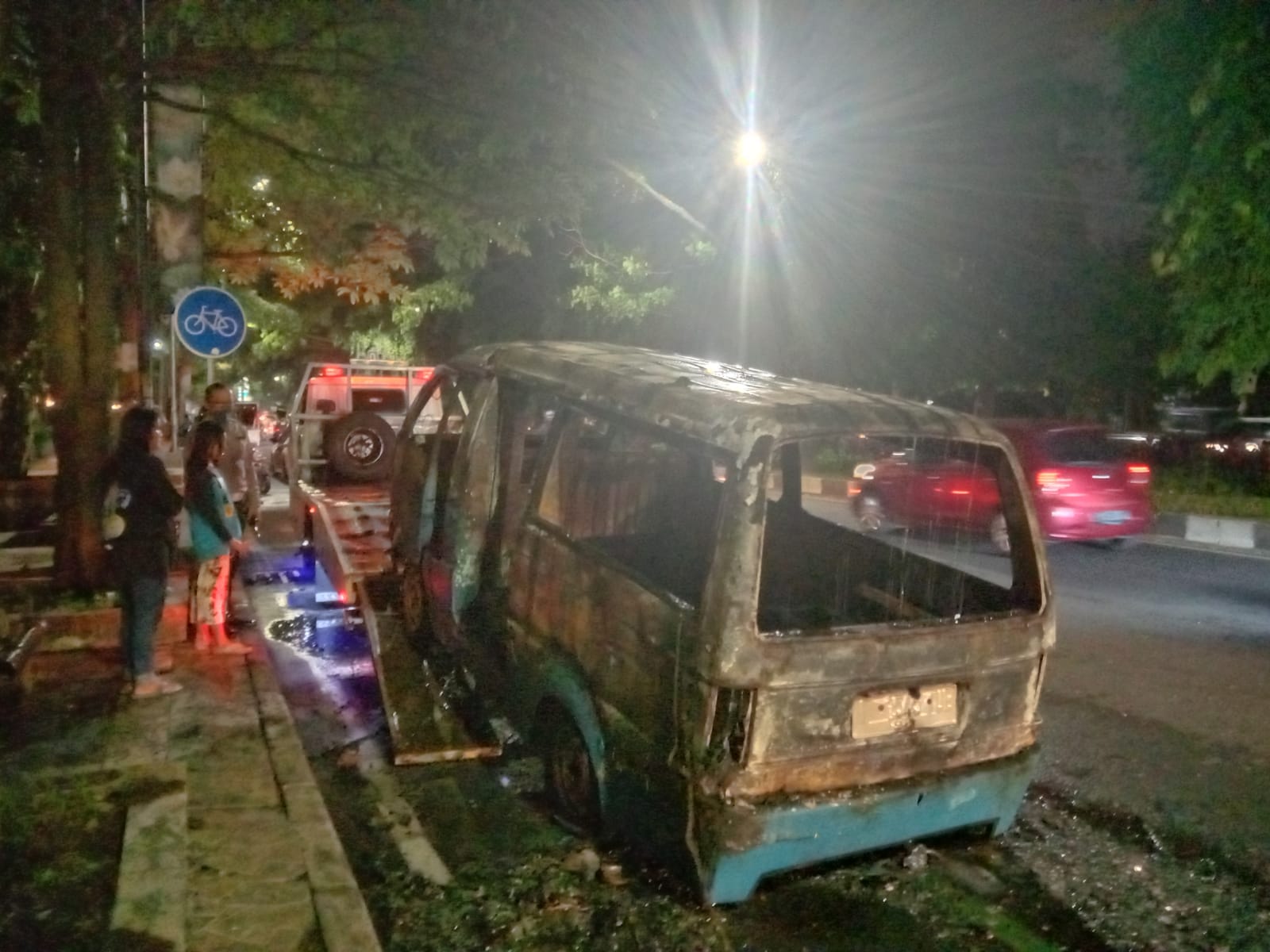 Kondisi mobil angkot yang mengalami kebakaran di Jalan Veteran, Kota Malang. 
