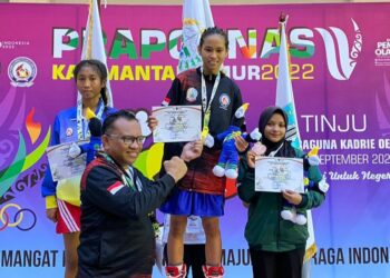 Petinju wanita Kota Batu, Cinta Puspita Indrasari Putri saat mengangkat medali di Pekan Pra Popnas (Pekan Olahraga Pelajar Nasional) 2022 yang dilaksanakan di Samarinda, Kalimantan Timur.